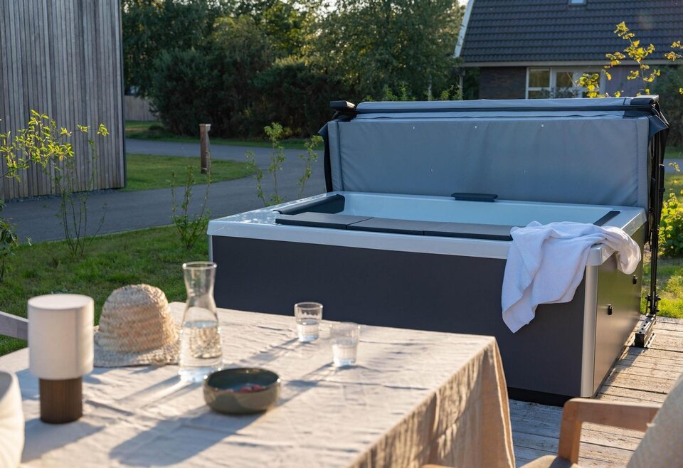 Terras met jaccuzi op vakantiepark in Friesland