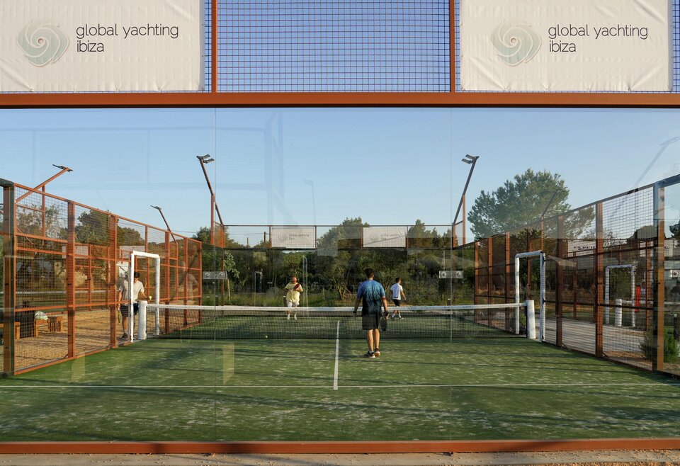 Zakelijke padelreis Ibiza – buitenbanen van padelclub Can Padel Ibiza