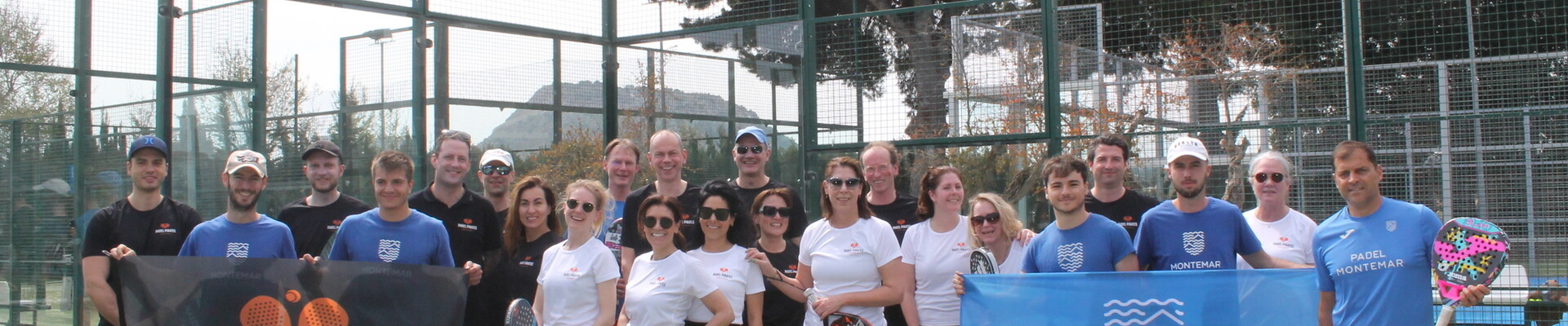 Groep padelspelers van Padel Pirates in Spanje