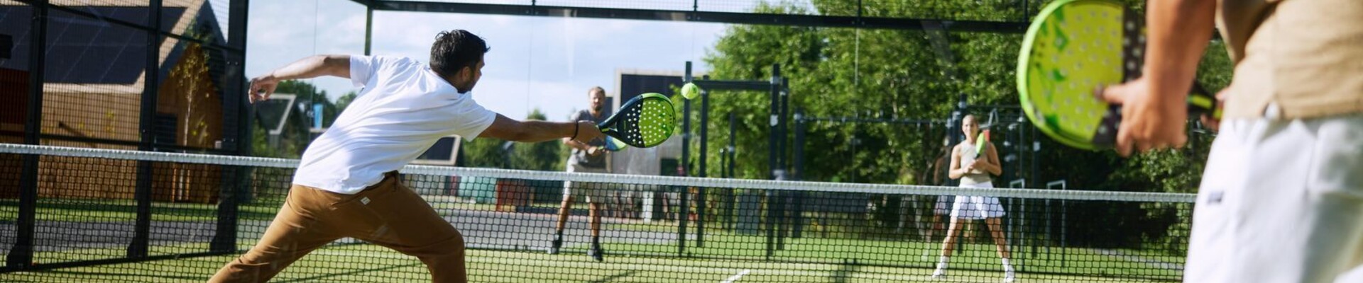 Padelspelers van Padel Pirates op de baan in Friesland