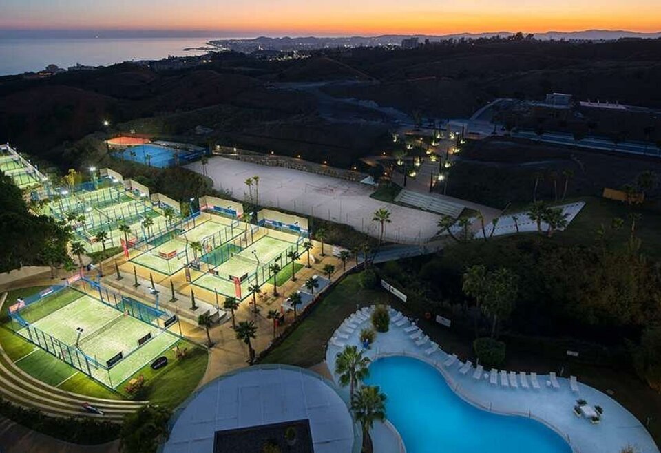Padelbanen in de avond Higueron hotel Malaga