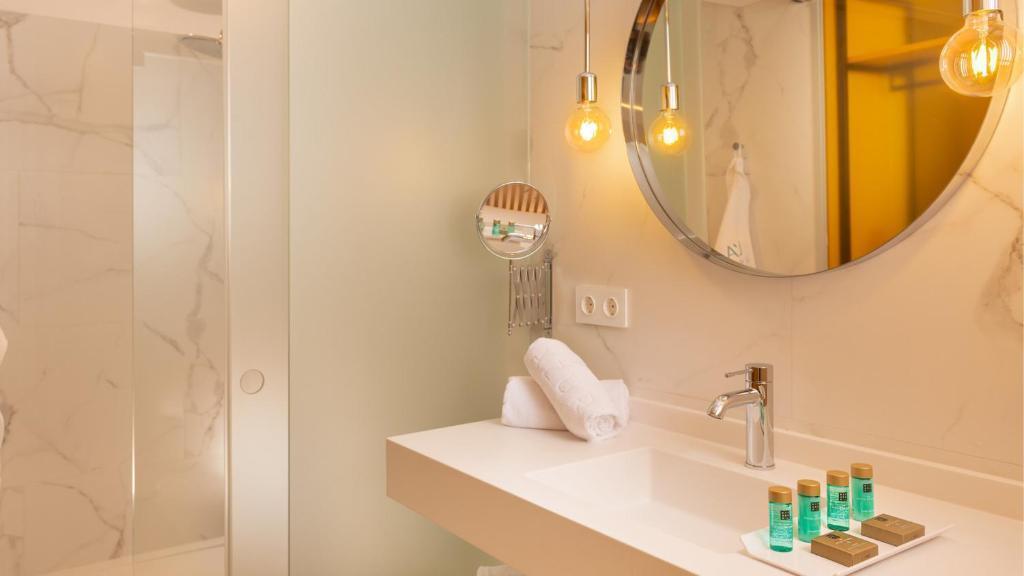 Spanje Lloret de mar hotel l'azure badkamer
