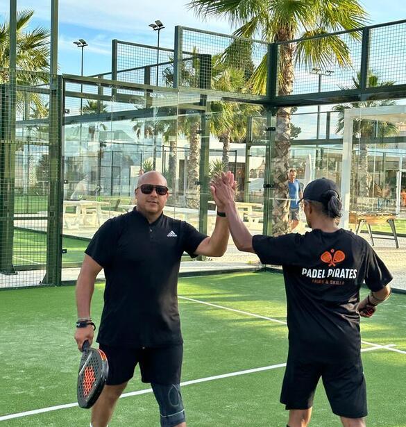 Twee speler van Padel Pirates geven een high-five in Sevilla