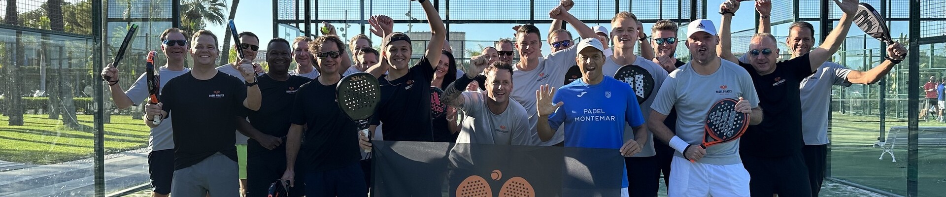 Groep padelspelers van Padel Pirates in Spanje