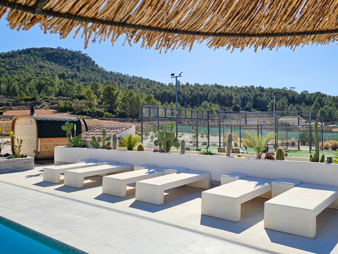 Ligbedden bij zwembad villa La Zarza Spanje