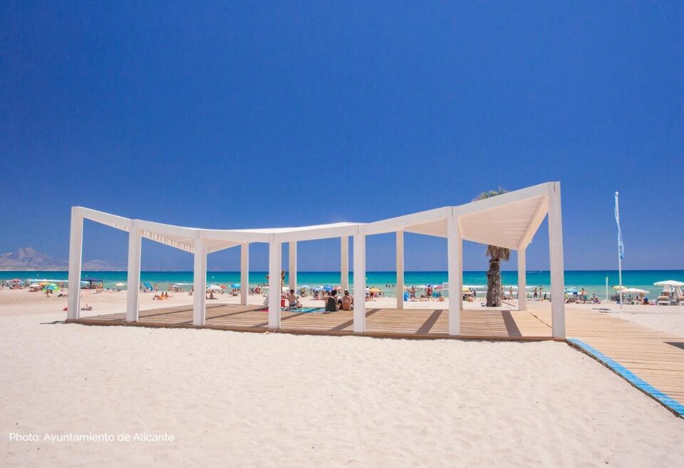 Aanzicht van het strand in Alicante