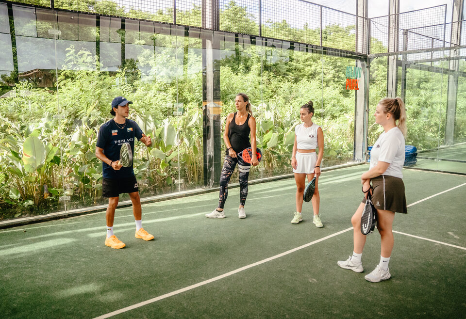 Groep padelspelers met trainer Bali