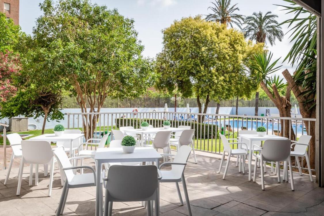 Terras en zwembad Medium hotel Valencia