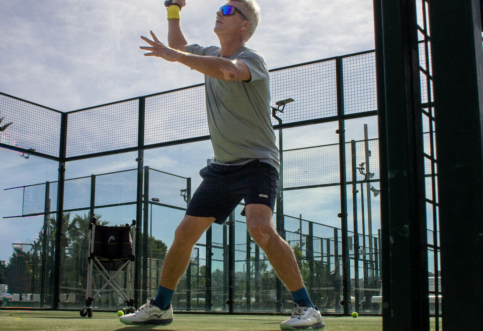 Padelspeler in Spanje op de padelbaan
