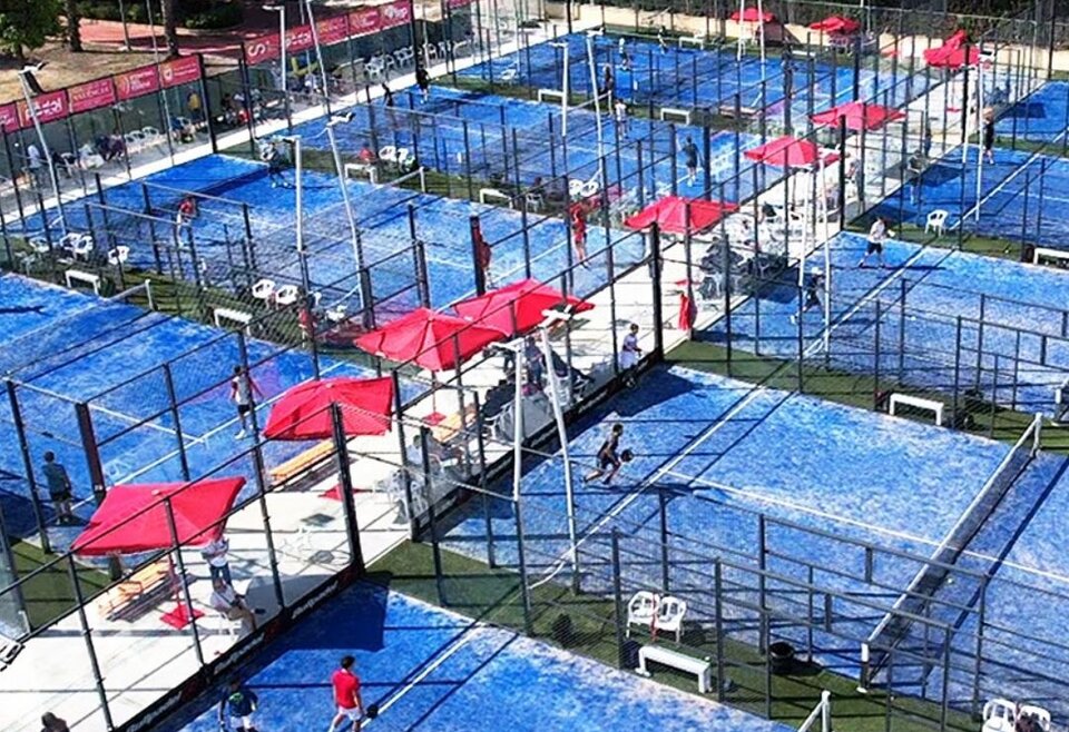 Padelbanen buiten Sportcity Valencia