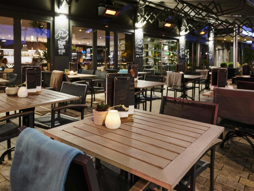 terras avond Mercure Hotel Tilburg Centrum Nederland