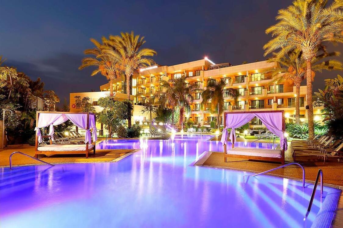 Zwembad bij nacht Exe Estepona Thalasso