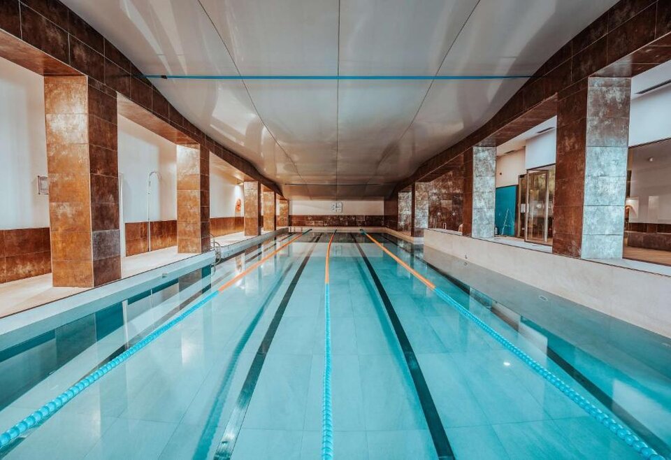 Binnenzwembad Higueron hotel Malaga