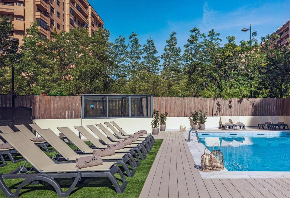 Buitenzwembad Innside Melia Valencia