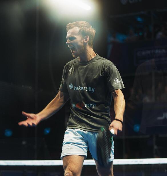 Twee speler van Padel Pirates geven een high-five in Sevilla