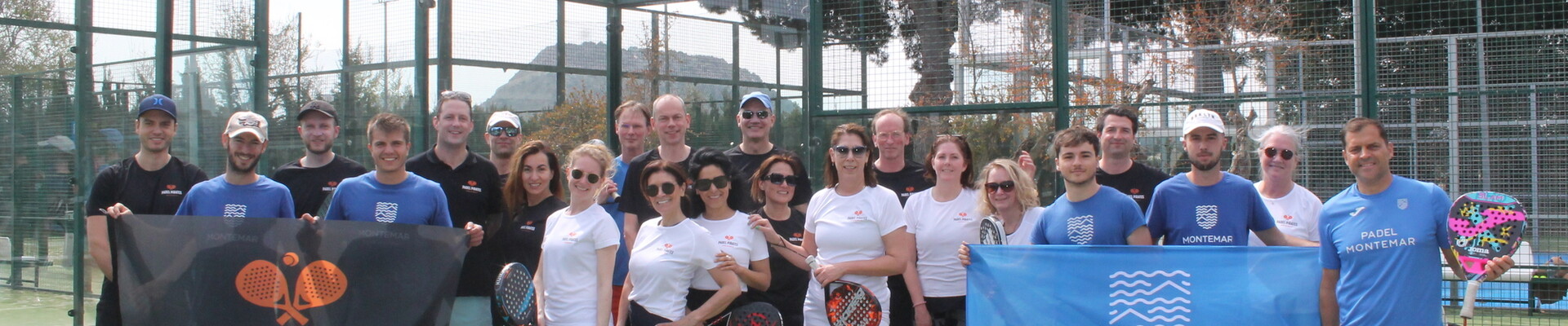 Groep padelspelers van Padel Pirates in Spanje