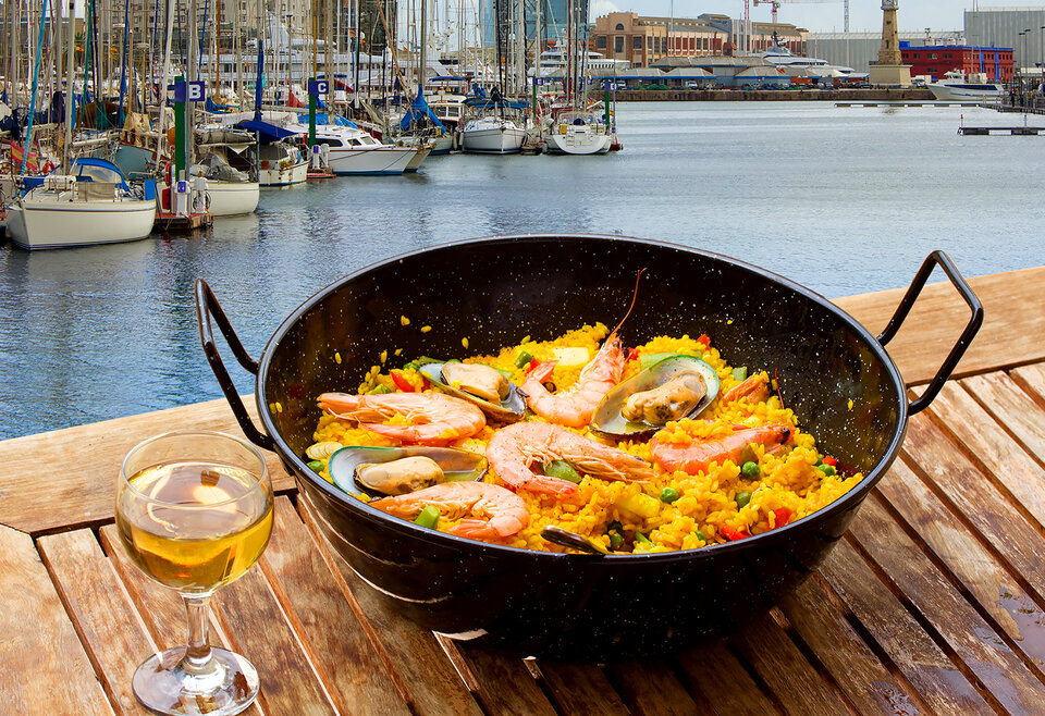 Diner aan het water in de haven van Lissabon