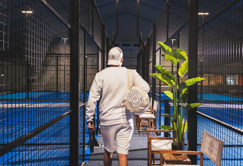 Padelspeler bij Casa Padel in Seefeld, Oostenrijk.