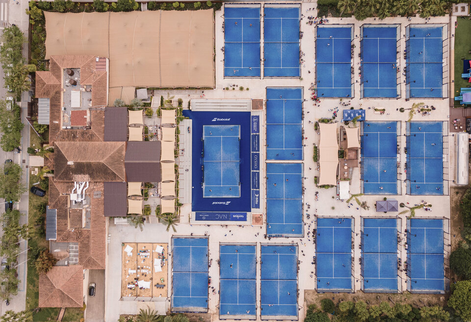 Droneshot van padelclub in Marbella Spanje