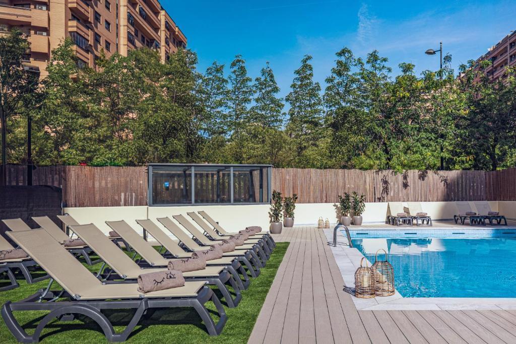 Buitenzwembad Innside Melia Valencia