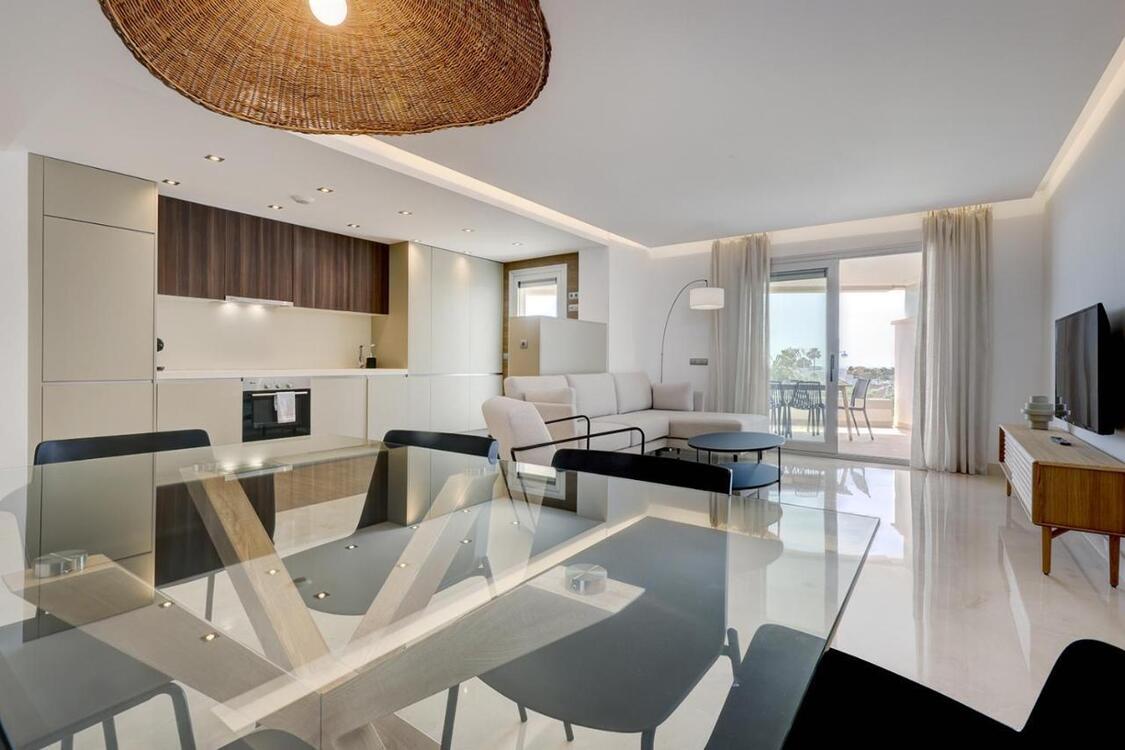 Woonkamer en keuken Aqua Apartments Marbella