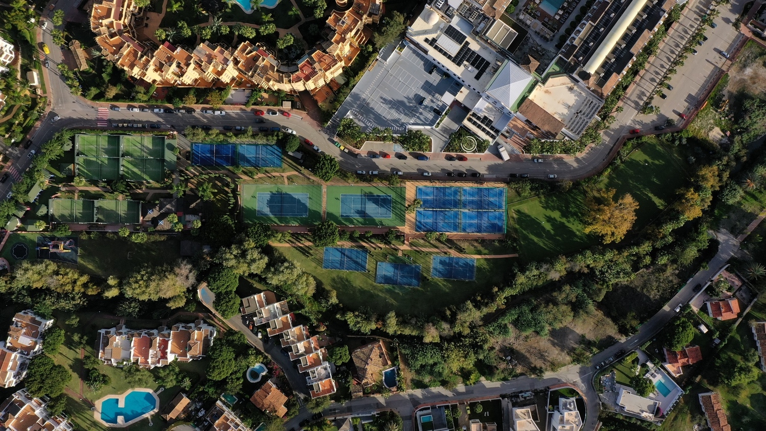 Droneshot Villa Pardiena padelclub Estepona